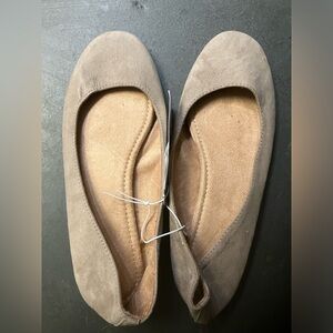 Women’s Size 10 Old Navy NWT Beige Flat Shoes
